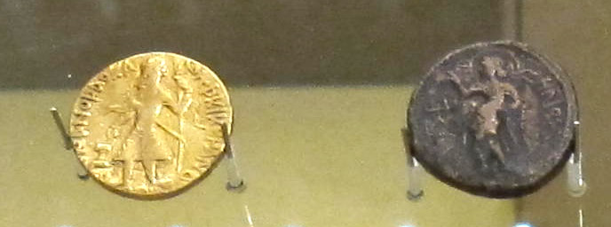 Монеты царя Канишки 1. Эрмитаж. Фото Лимарева В.Н.