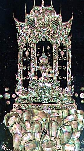 Рисунок на ступе  Будды в Храме лежащего Будды, Таиланд, Бангкок.(фото Лимарева Олега)