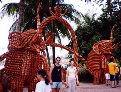 Скульптуры слонов из керамических горшков. Таиланд Фото Лимарева В.Н.