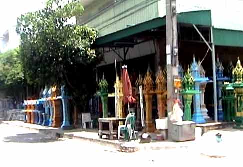Магазин, где торгуют домиками и ступами. Таиланд. Фото Лимарева В.Н.