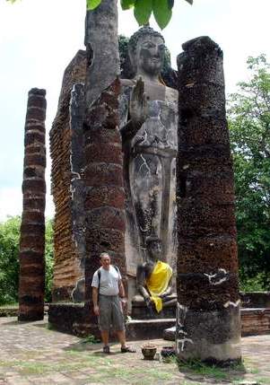 Лимарев В.Н. у древней буддийской статуи в Сукхотхайе (Фото Лимарева Сергея)