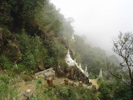  Буддийский монастырь в горах, бассейн реки  Салуин. Мьянма. (фото Лимарева В.Н.)