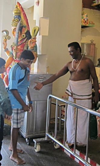 Беседа со священником (храмовым служкой) в индуистком храме. Сингапур. (Фото Лимарева В.Н.) 