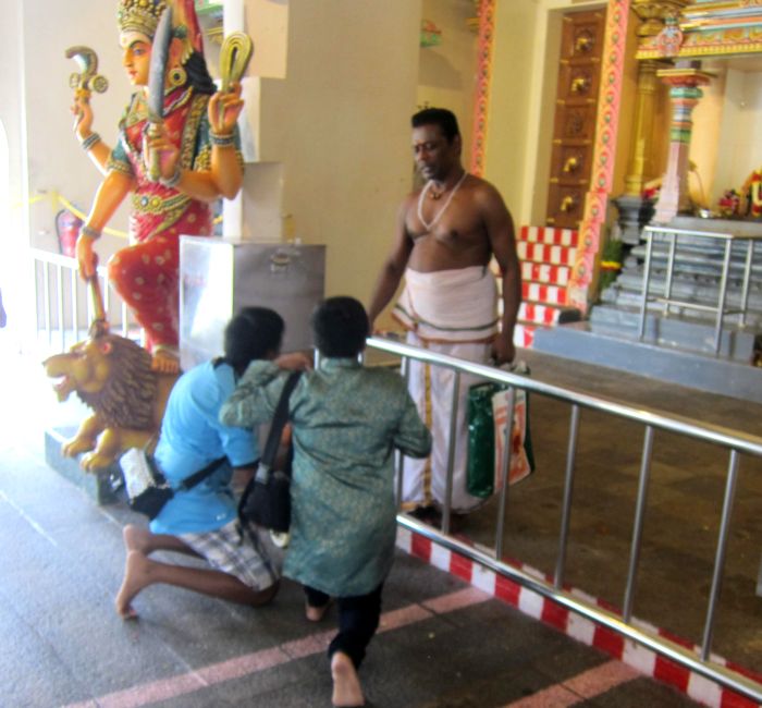 Общением общиников со жрецом храма в индуистском храме
тамилов в Сингапуре. Фото Лимарева В.Н.