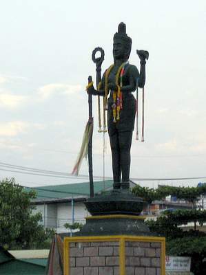   Статуя божества (Шивы-?) Пограничный с Таиландом г. Пойпет. Камбоджа. (фото Лимарева Олега)