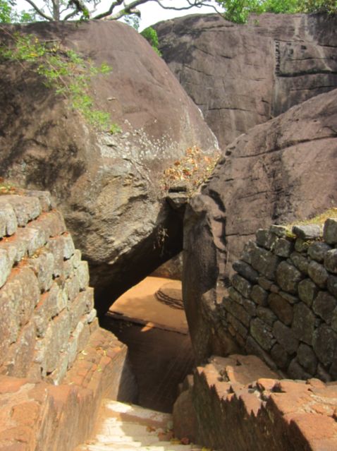 Проход в крепости Сигирия.  Сигирия. Шри-Ланка.  Фото Лимарева В.Н. 