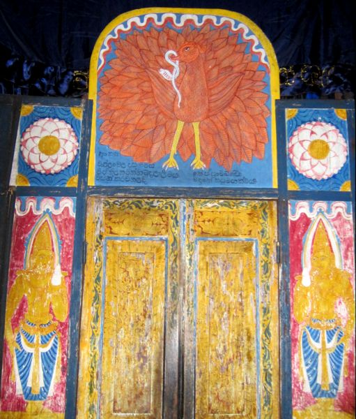 Вход в храм бога Вишну.(Прица Гаруда) Джамбула. Шри-Ланка. Фото Лимарева В.Н.
