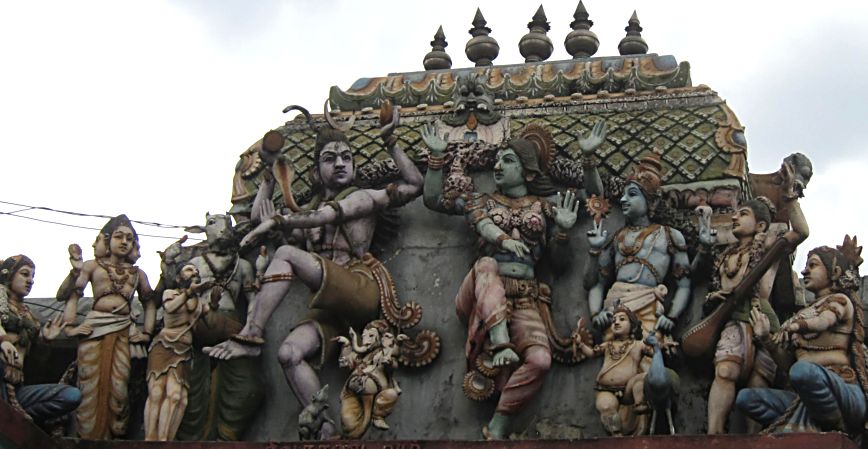 Танец Шивы и Парвати (Коттравей). Внизу их дети Муруган и Ганеша. Справа Маль (Вишну). Индуиский храм Шри-Ланка.  Фото Лимарева В.Н.