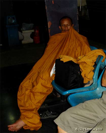 Монах в ожидании поезда. (Таиланд. Сукхатай.    Фото Лимарева Олега.)