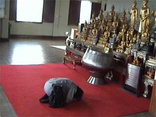 Моление в буддийском храме. (Таиланд. Фото Лимарева В.Н.)