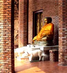 Будда со свиньями. Аюттхая. Таиланд. Фото Лимарева В.Н.