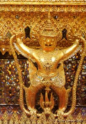 Сказочное существо на одном из храмов королевского дворца. Таиланд. Фото Лимарева В.Н.