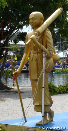 Странсвующий монах. Тайланд. Скульптура на острове Самуи. (Фото Лимарева В.Н.)