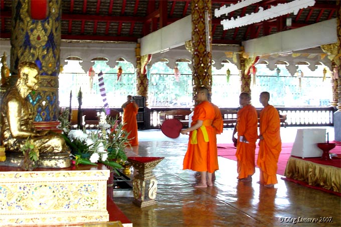 Монахи в храме (вате). Чиангмай. Таиланд. (фото Лимарева Олега.)